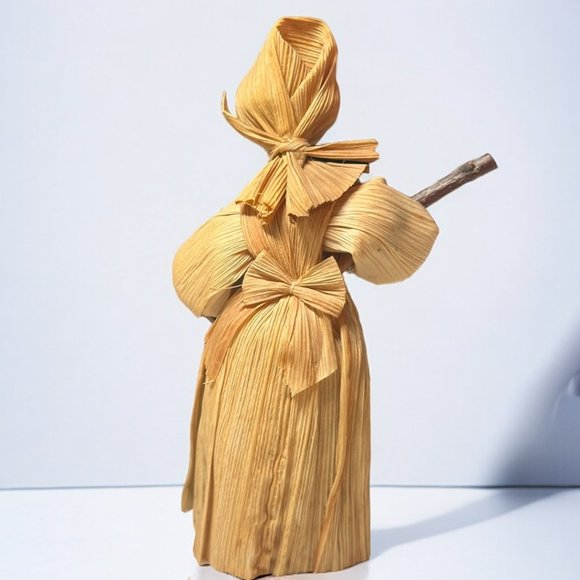 VINTAGE HANDMADE CORNHUSK MOM & DAUGHTERS WORKING AT THE FARM - Picture 9 of 10